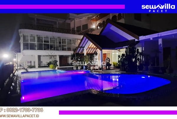 villa tiyasa batu kolam renang dengan lampu yang indah di malam hari