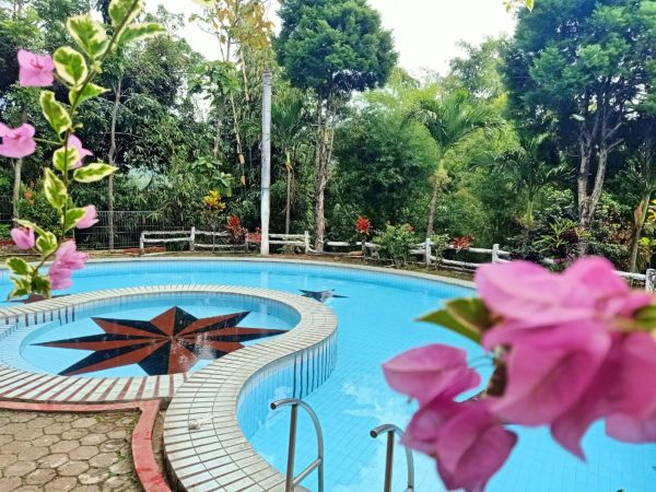 villa alfarizi pacet dengan kolam renang pribadi