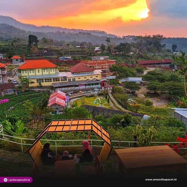 salah satu hal spesial di landscape cafe pacet adalah melihat senja dengan orang tersayang