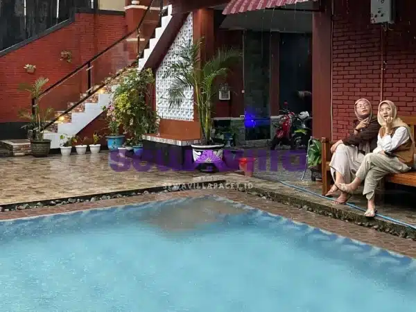 Tampak santai menikmati suasana alam dari villa p38 pacet