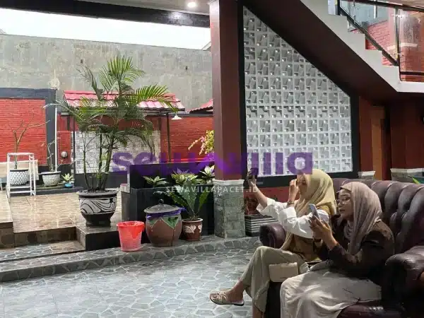 Pengunjung menikmati fasilitas karaoke di villa p38 pacet